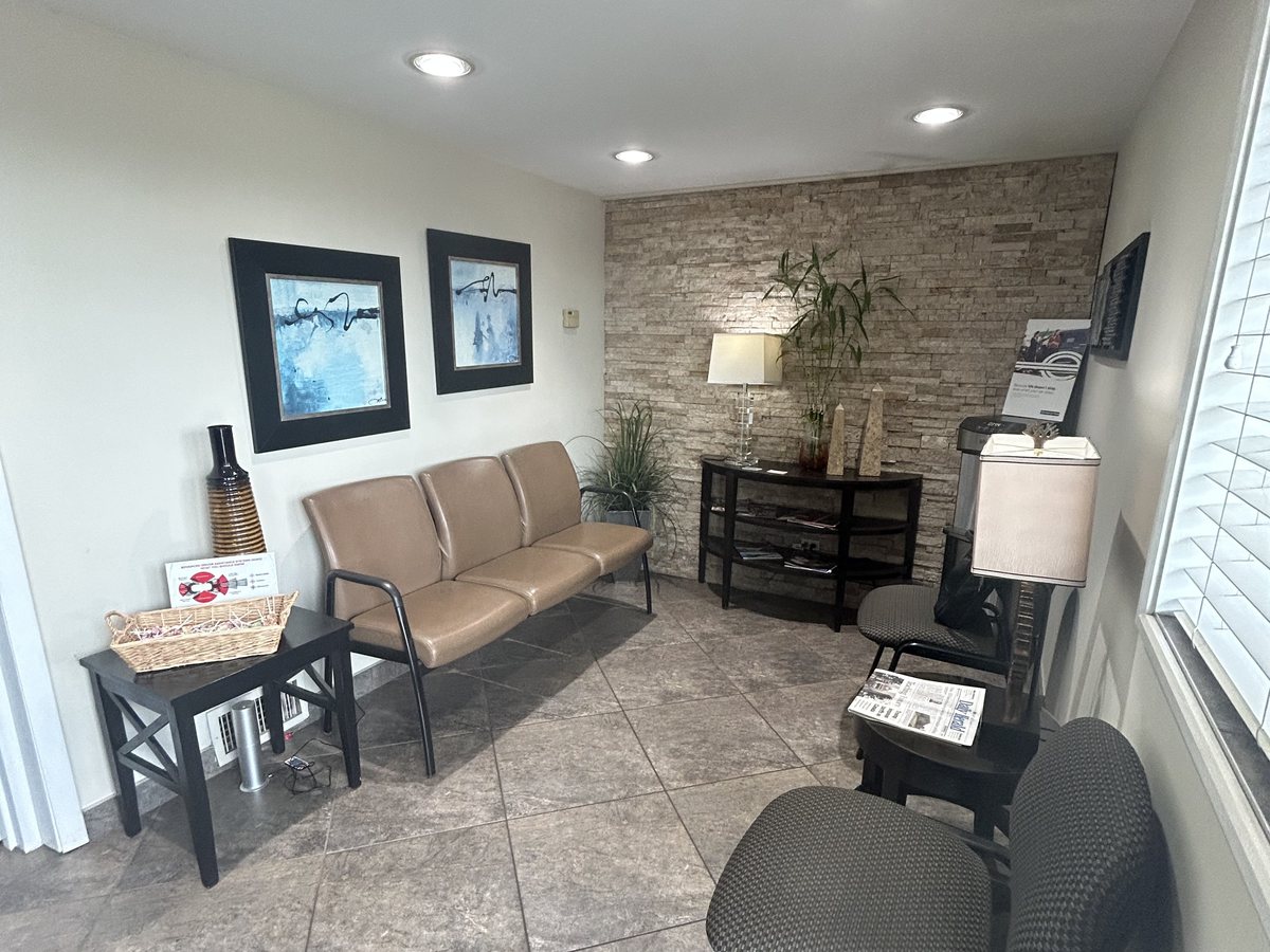 The customer waiting room at Glenbard Auto Body