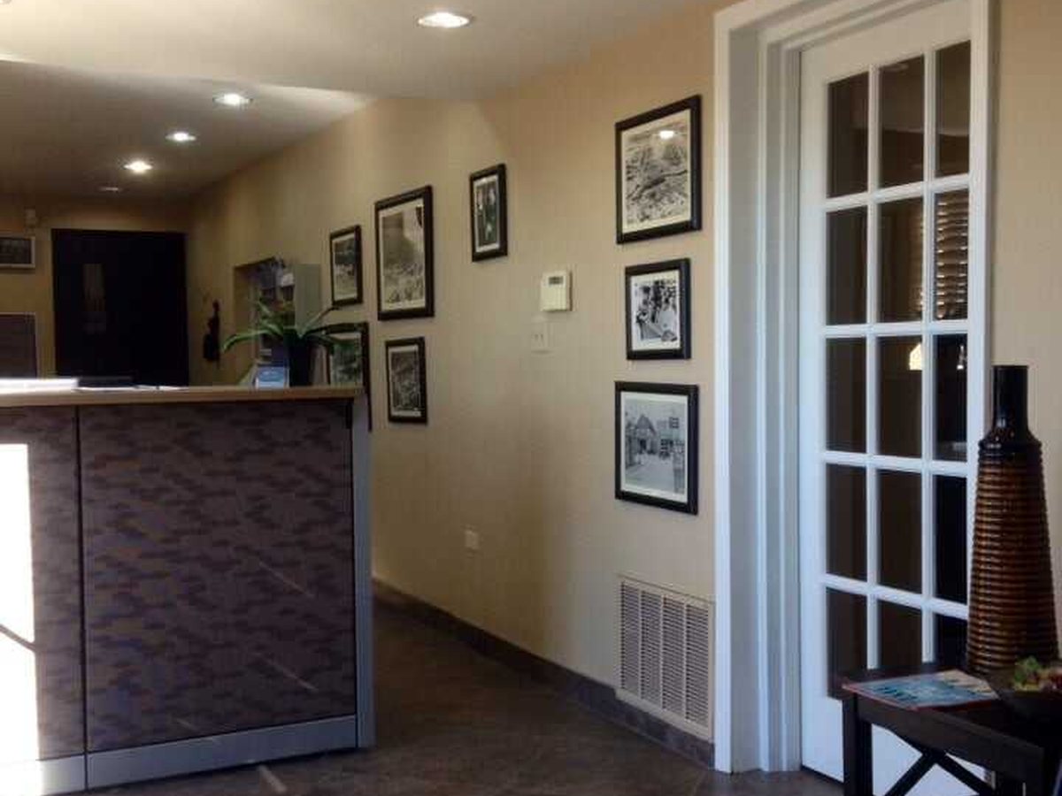 The front desk at Glenbard Auto Body